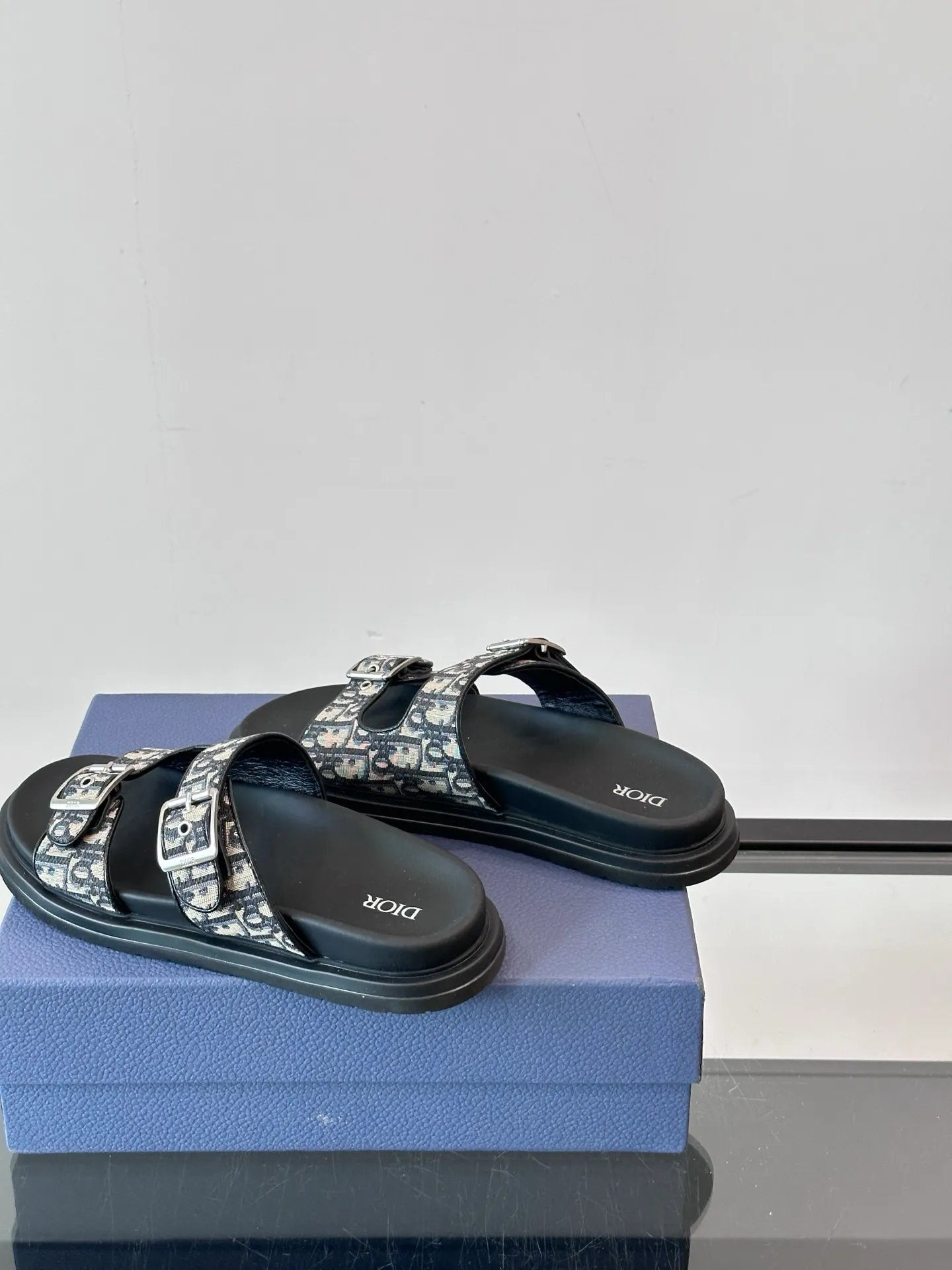 Factory price: 300💰Dior Aqua men's sandals and slippers. Showcasing Dior haute couture design. The Dior gray suede strap is accented with an aluminum Dior buckle for added style. Paired with a comfortable tonal notch sole, they pair easily with shorts or jeans for a sophisticated look. Main body: suede cow leather, technical fabric lining: cow leather, with adjustable straps, aluminum Dior buckle, Dior gray EVA insole, tonal notch rubber outsole splicing structure👌👌 size: 38-44 (45.46 customized)
